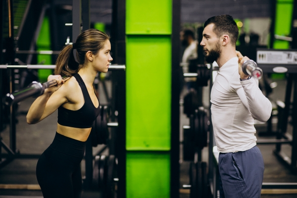couple-training-together-gym