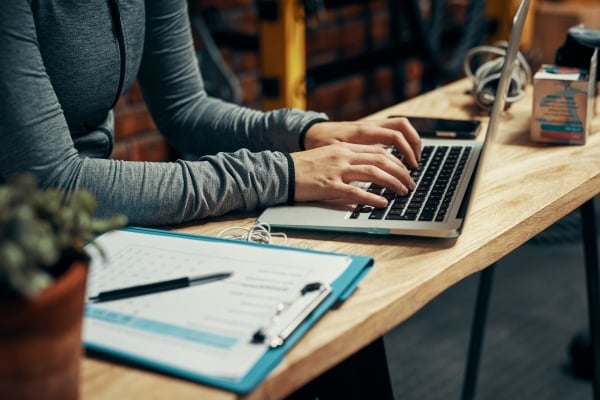 im-sending-out-our-monthly-newsletter-our-gym-members-cropped-shot-unrecognizable-woman-using-laptop-her-desk